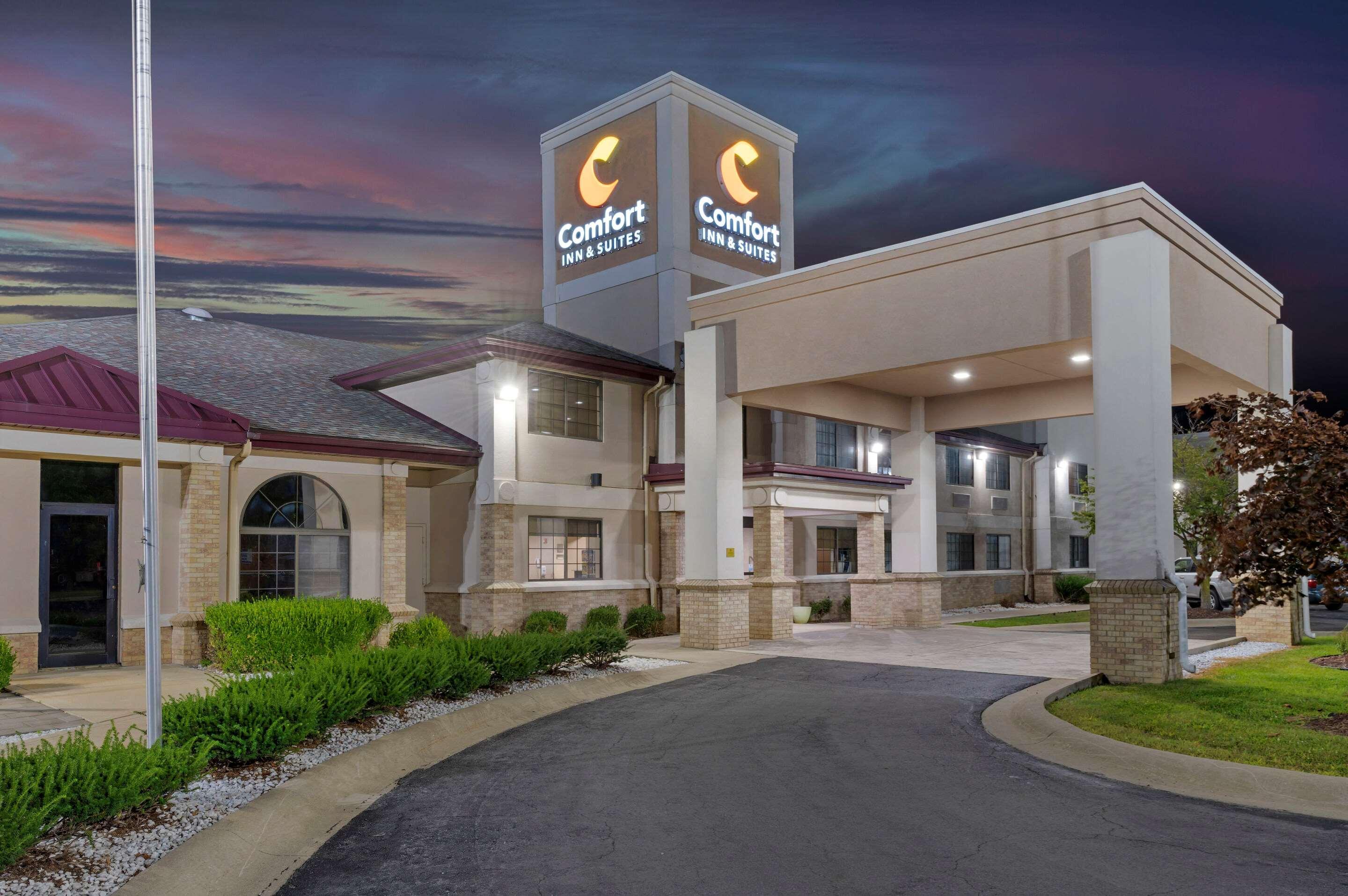 Comfort Inn & Suites Napoleon Exterior photo